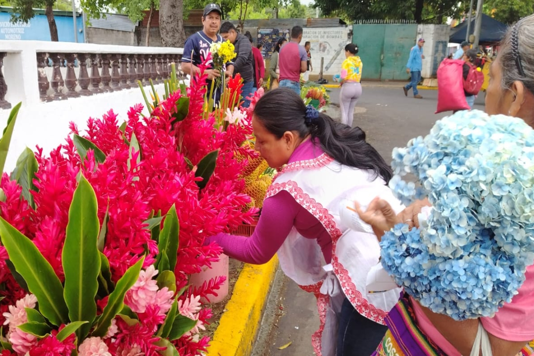 Nicaragüenses visitan cementerios en el Día de Todos los Difuntos

 – Notifrontera