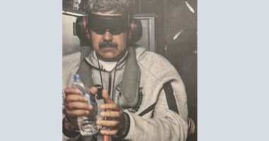 Trump publica una foto de Maduro esposado y con los ojos vendados y gafas oscuras

 – Notifrontera