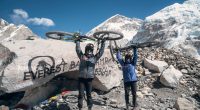 Dos chilenas llegan al campamento base del Everest en bicicleta – Notifrontera